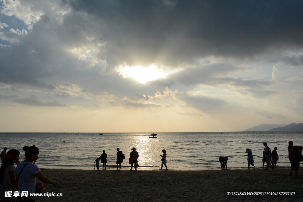 夕阳下海边的人群剪影