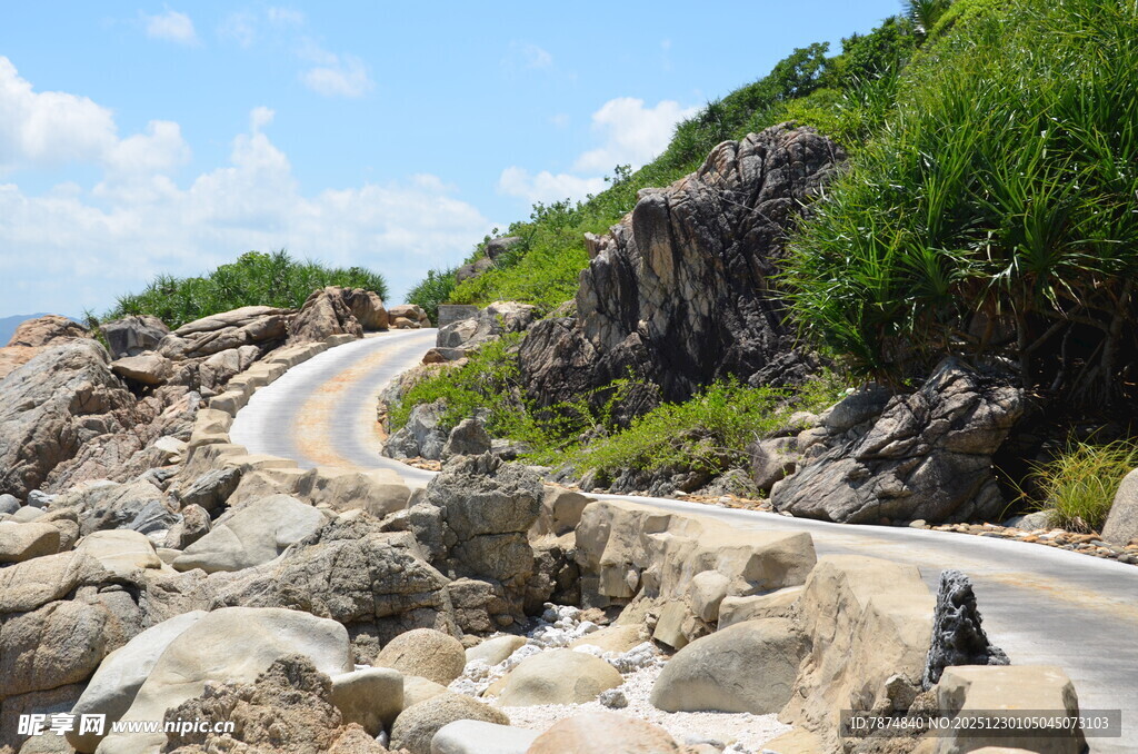 蜿蜒山路旁的嶙峋怪石