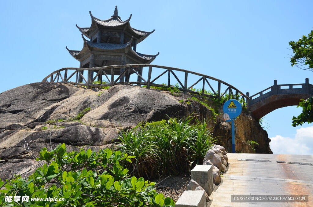 山顶古亭与桥的秀丽景致