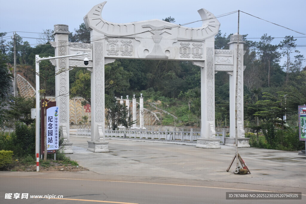 古朴石牌坊屹立于路旁