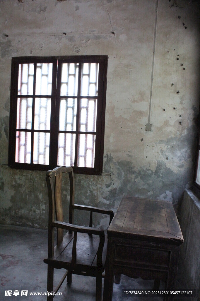 老旧房间内的桌椅与窗户