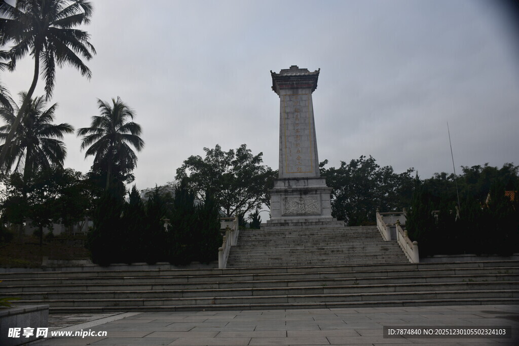 纪念碑矗立在绿植环绕处