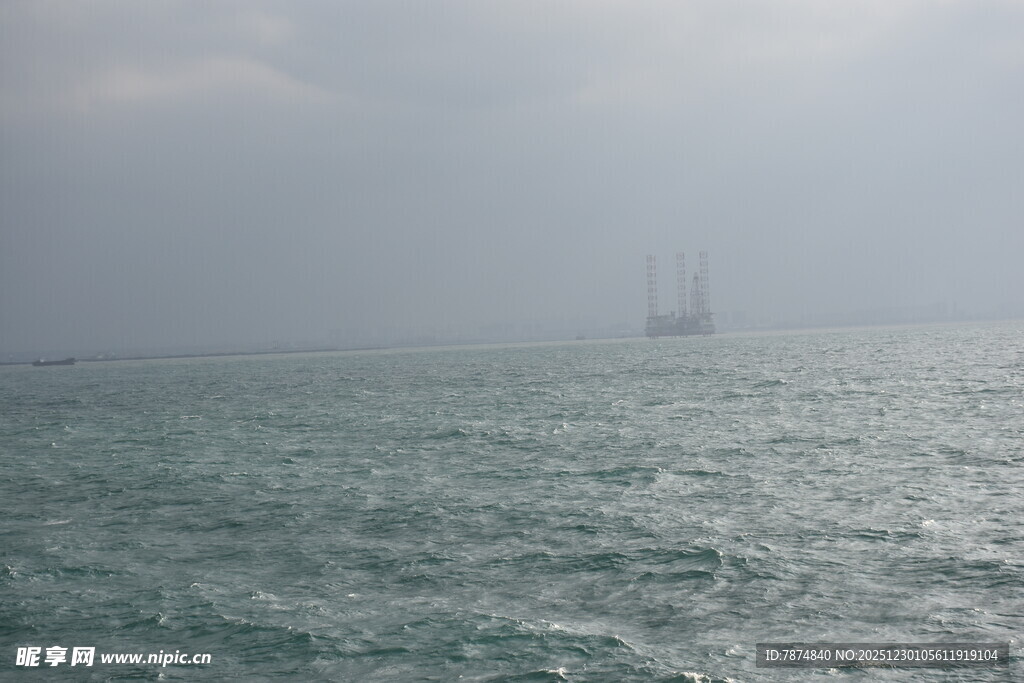 海上孤帆 朦胧海景