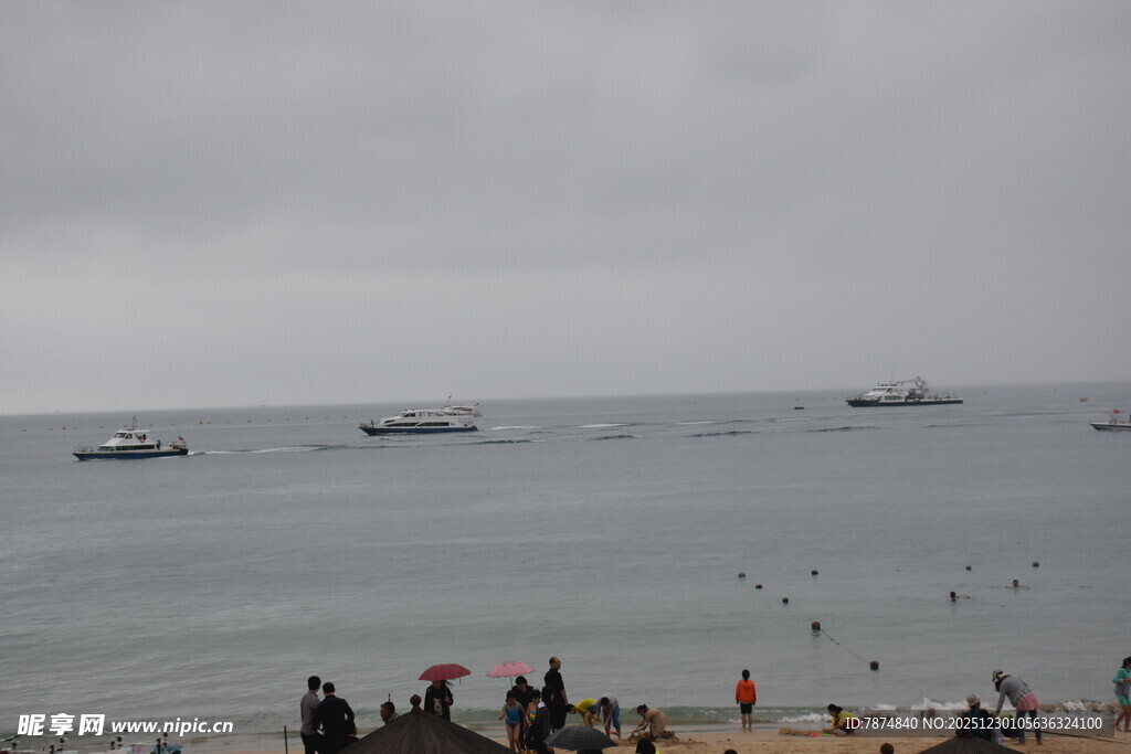 海边人群与海上船只景象