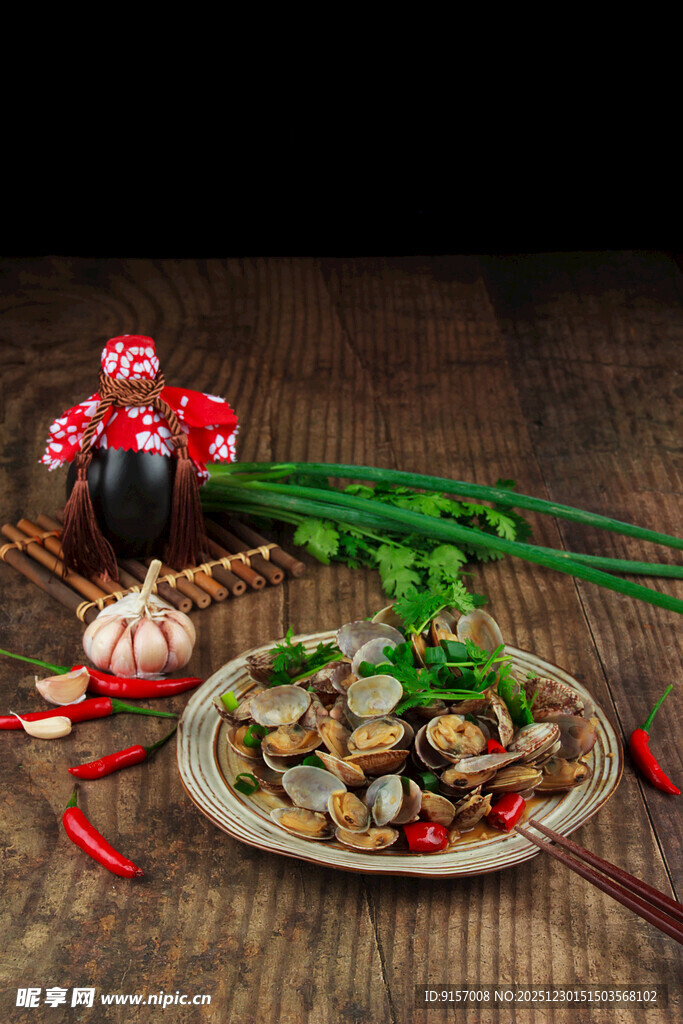 一盘美味蛤蜊及烹饪配料