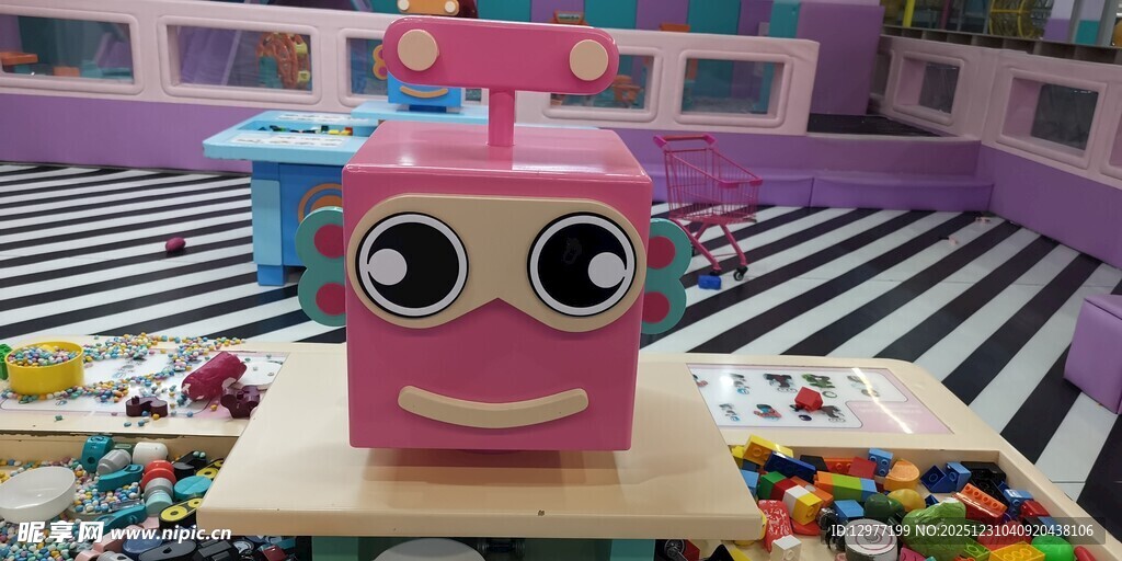 可爱机器人置身多彩积木间
