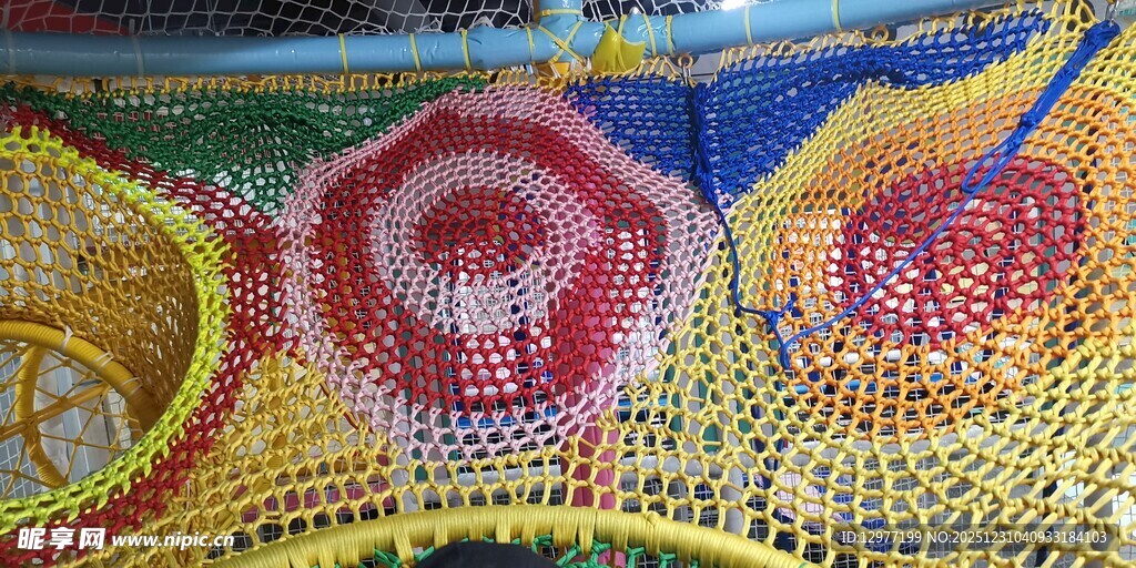 多彩编织艺术作品