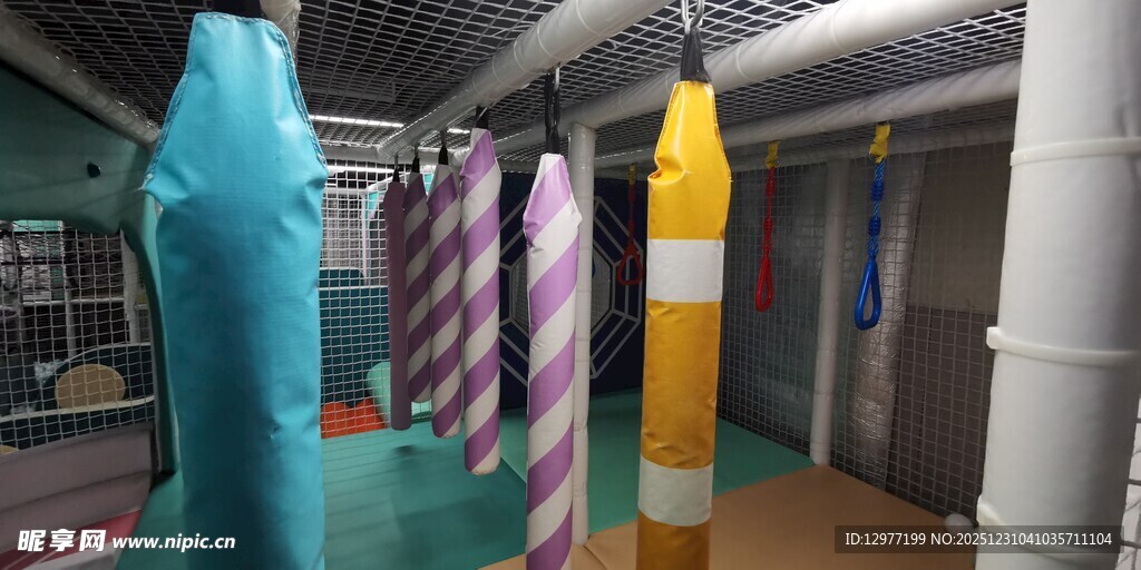 室内多彩充气柱展示