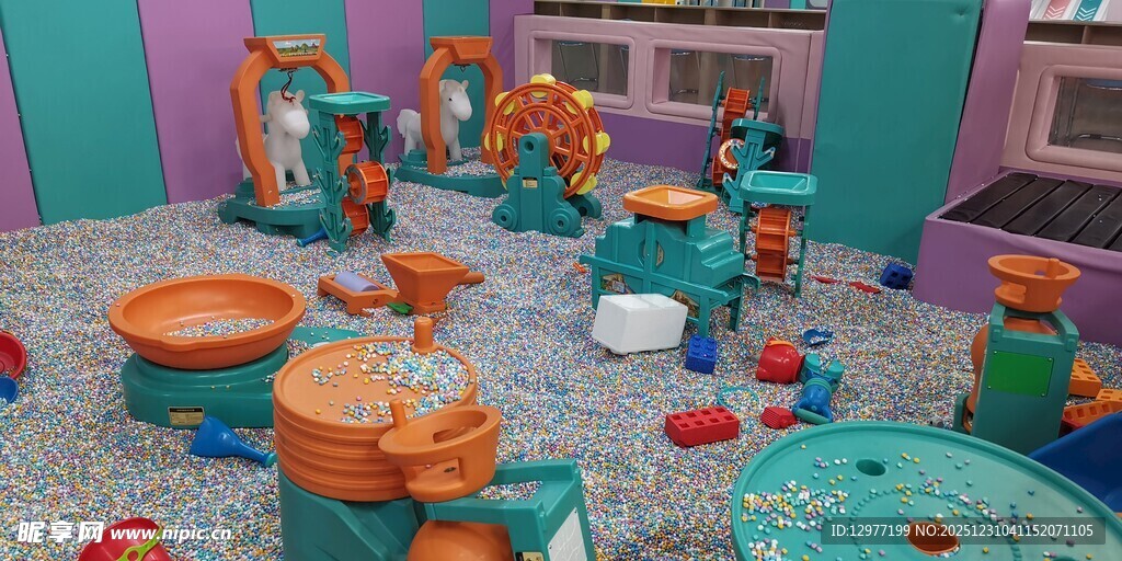 多彩儿童游乐区玩具场景
