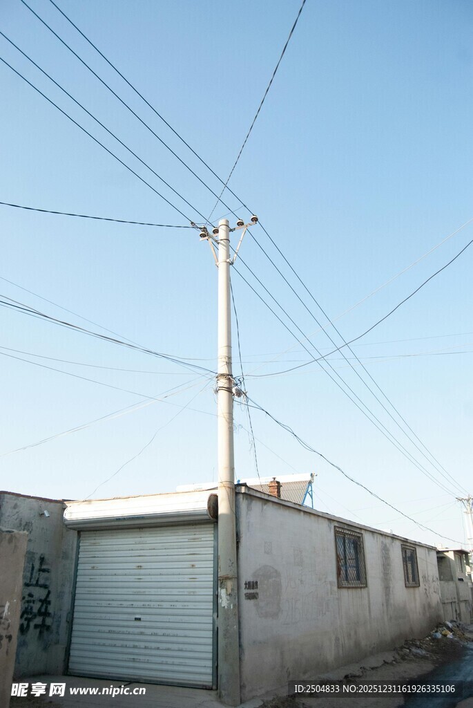 乡村路边的简易建筑与电线