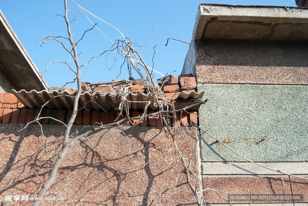 老旧房屋破损的屋顶一角