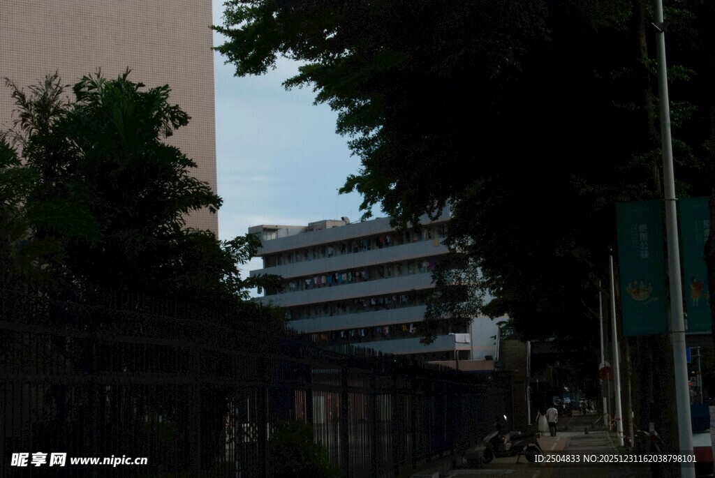 城市街道旁的建筑景观