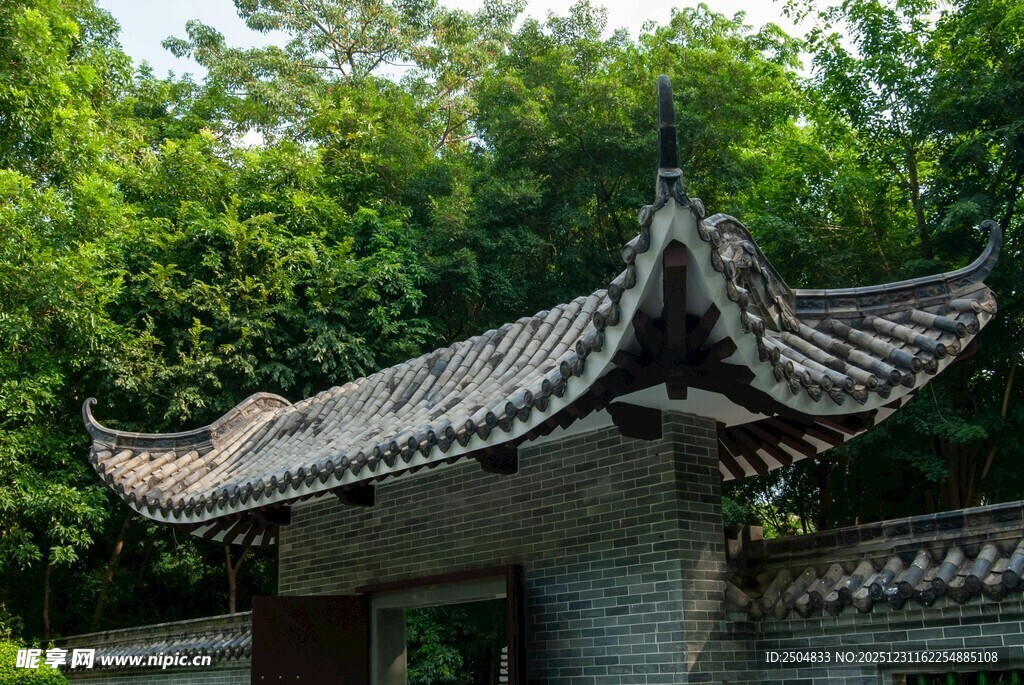 中式古亭 隐于葱郁绿意间