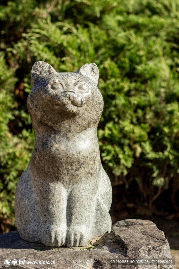 石制萌态小猫雕像