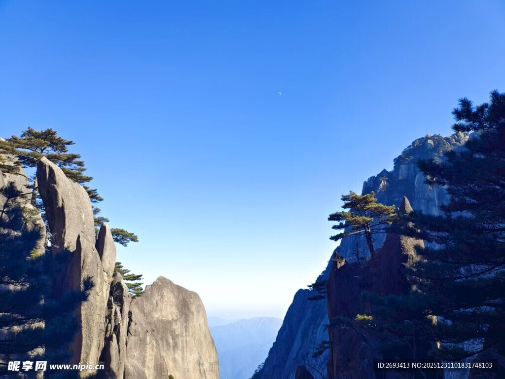 巍峨黄山奇峰对峙美景