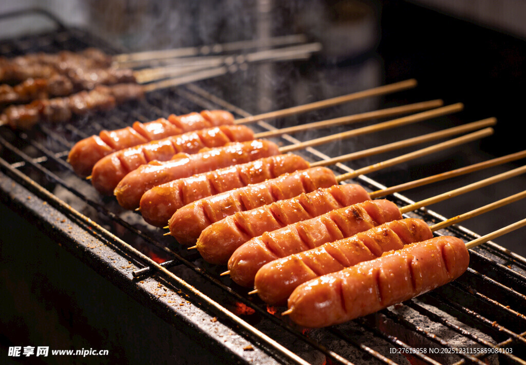 烤架上的美味烤肠