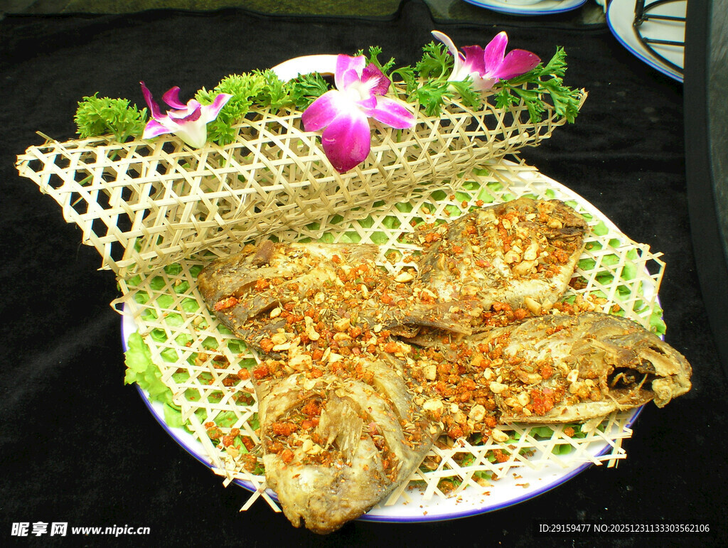 香煎鱼配精致摆盘