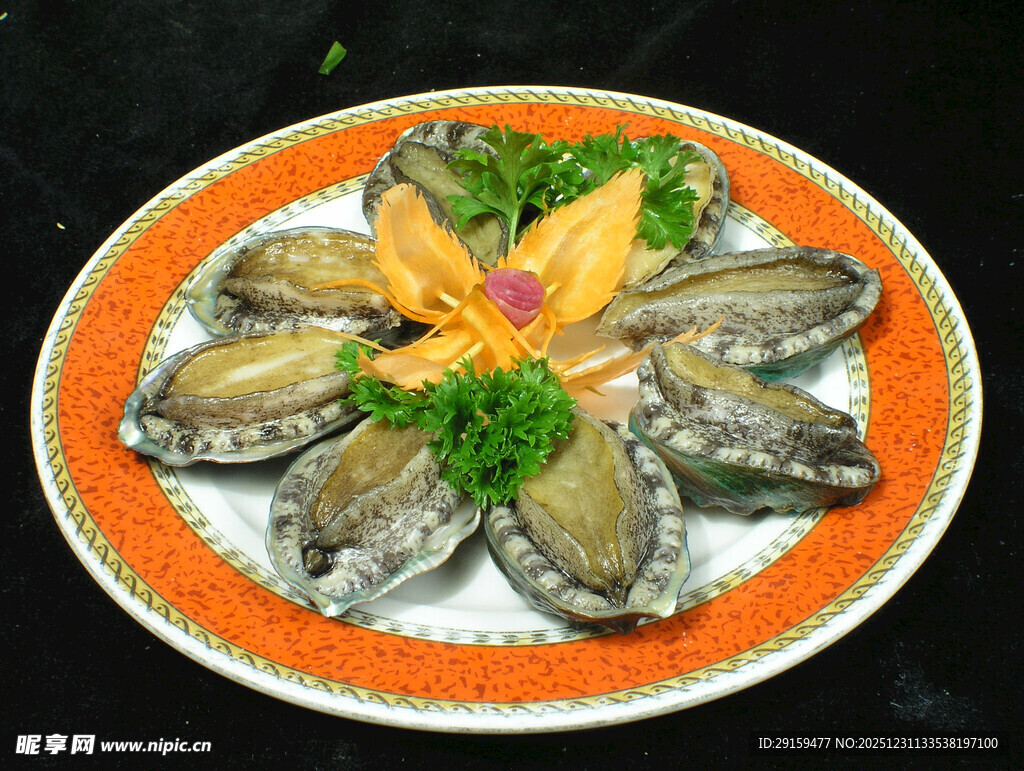 一盘新鲜生蚝摆盘精美