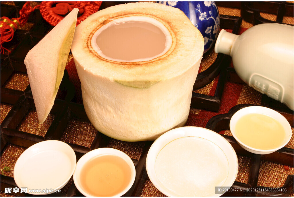 新鲜椰子及椰汁饮品展示