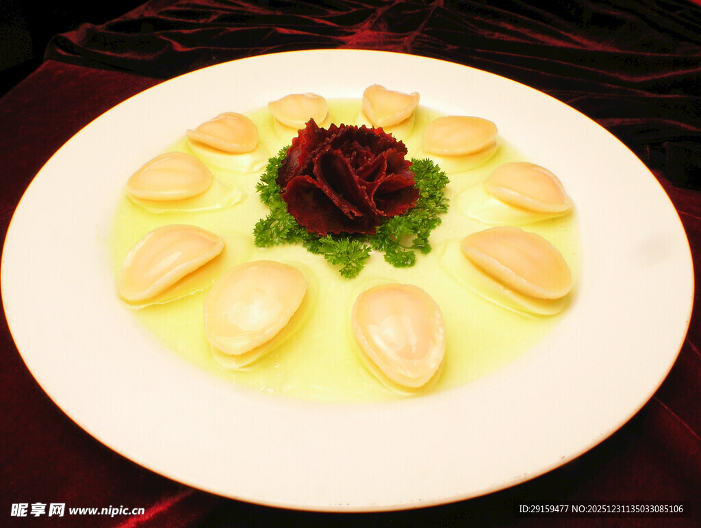 精致摆盘的美味扇贝