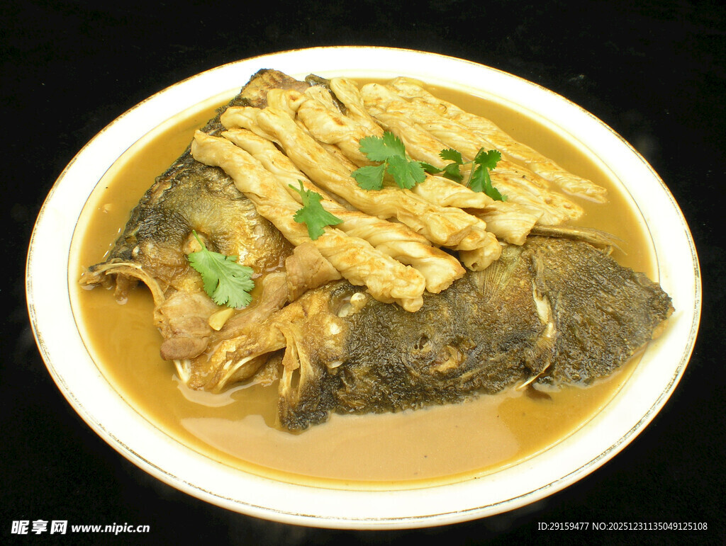 美味酱汁浇淋的特色菜肴