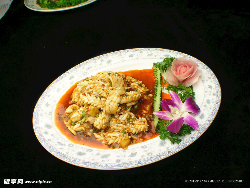 美味特色炒鸡肉摆盘精致