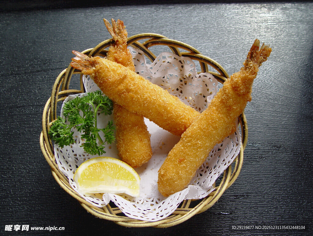 炸鱿鱼配柠檬与装饰