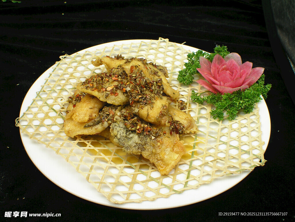 香煎鱼配精美盘饰