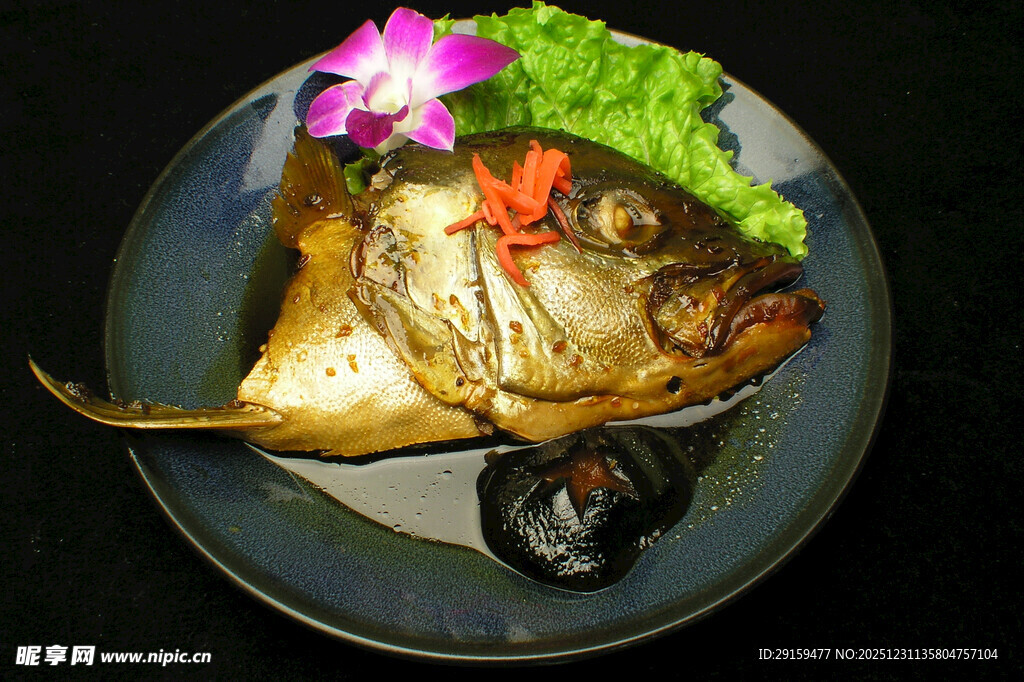 精致摆盘的美味烤鱼