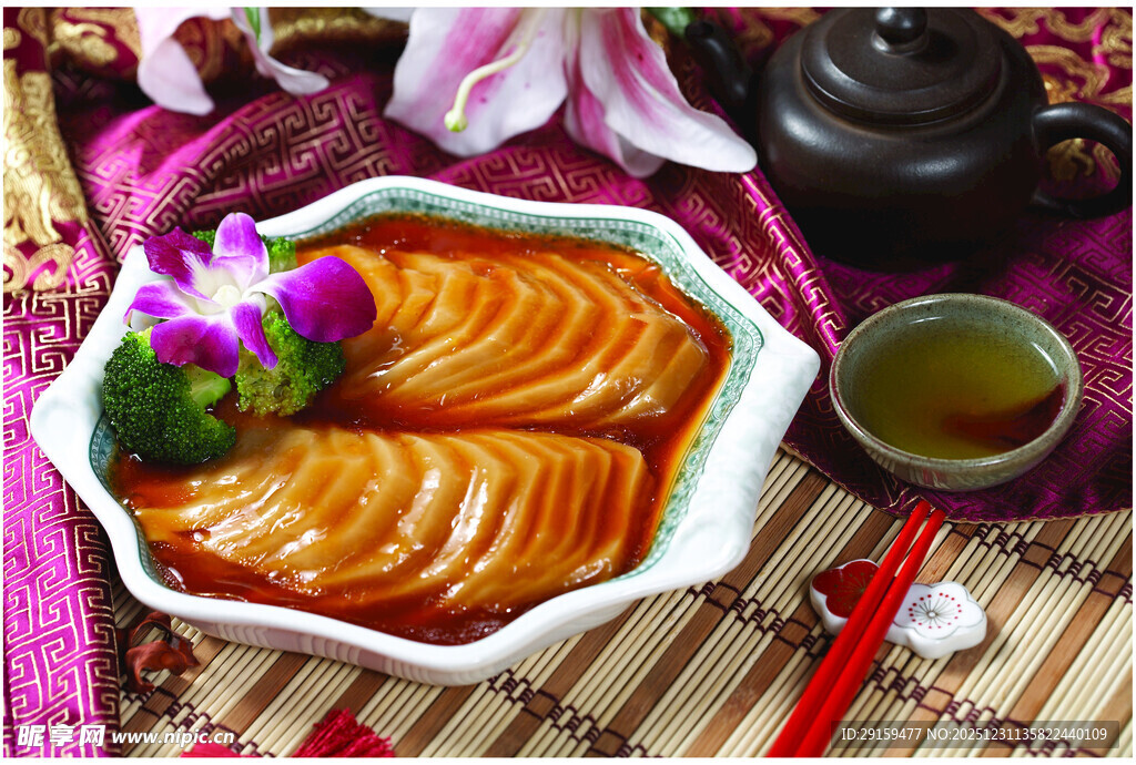 精美摆盘的中式卤味拼盘