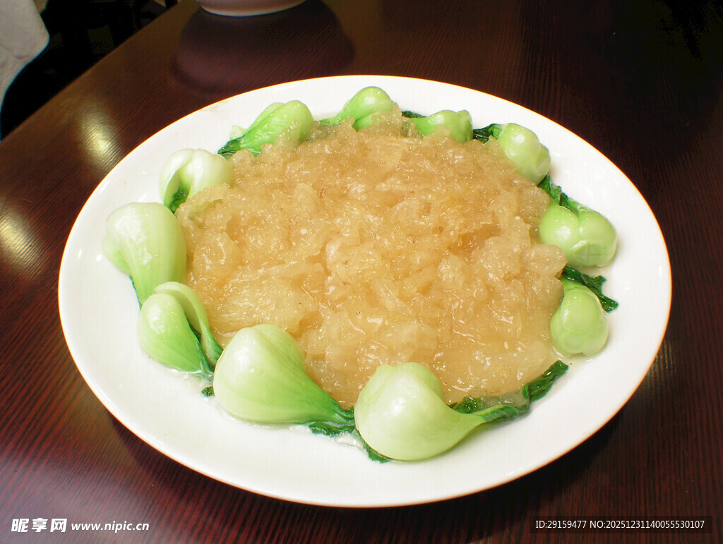 翡翠围边的美味鱼翅羹