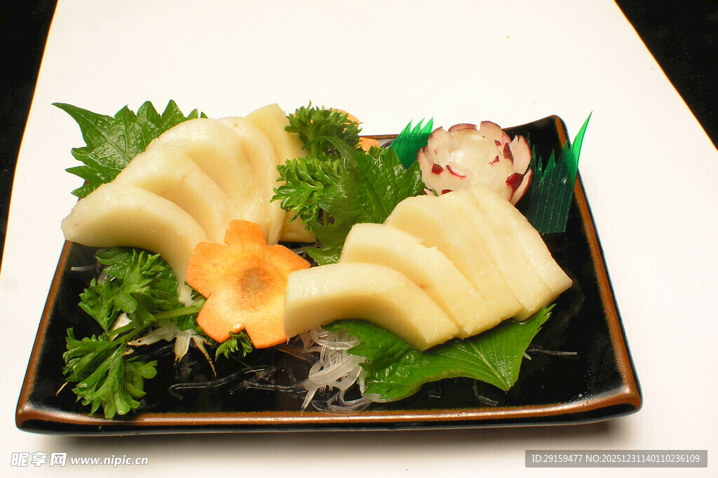 精致摆盘的美味刺身