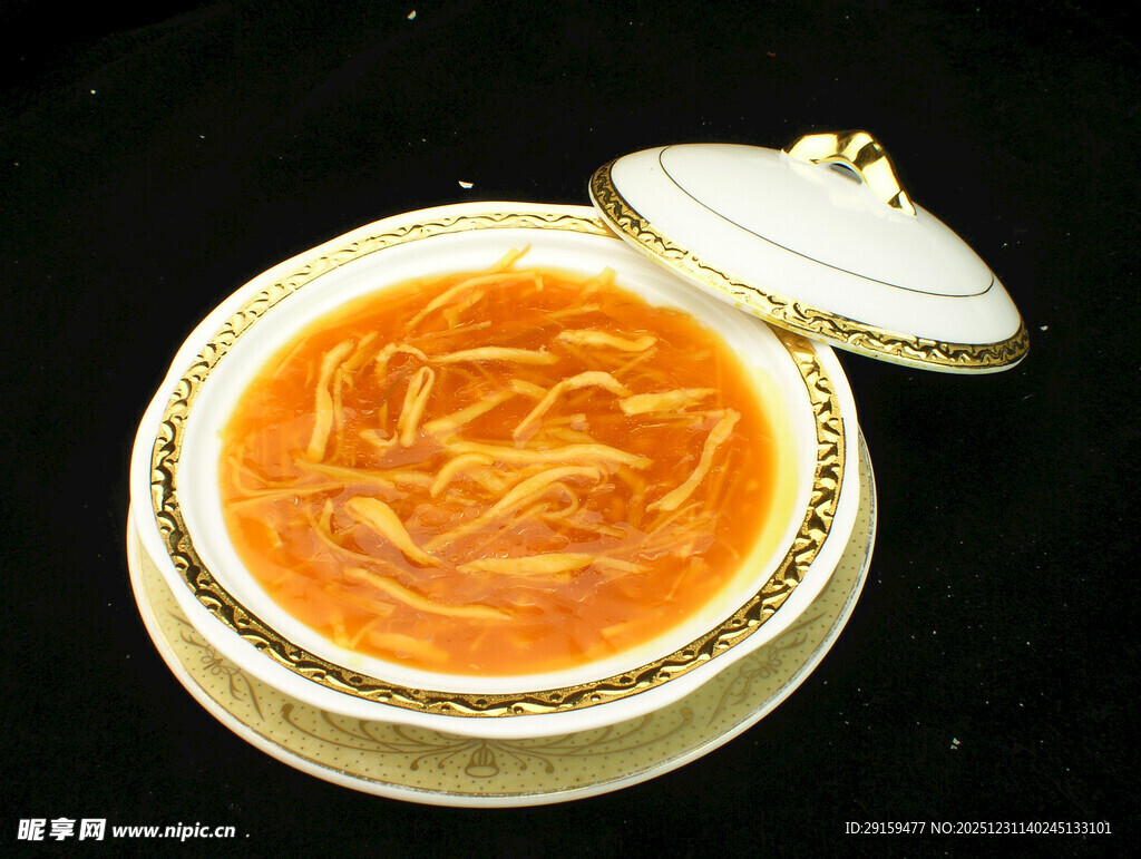 金碗盛载的美味橙色羹汤