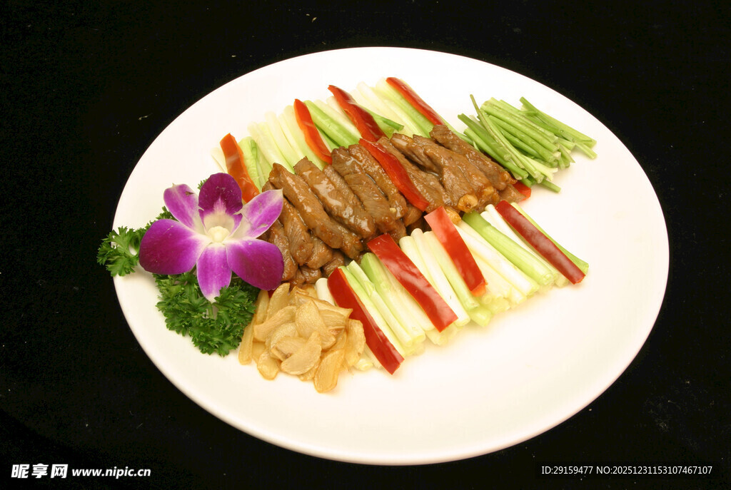 精致摆盘的多彩蔬菜牛肉