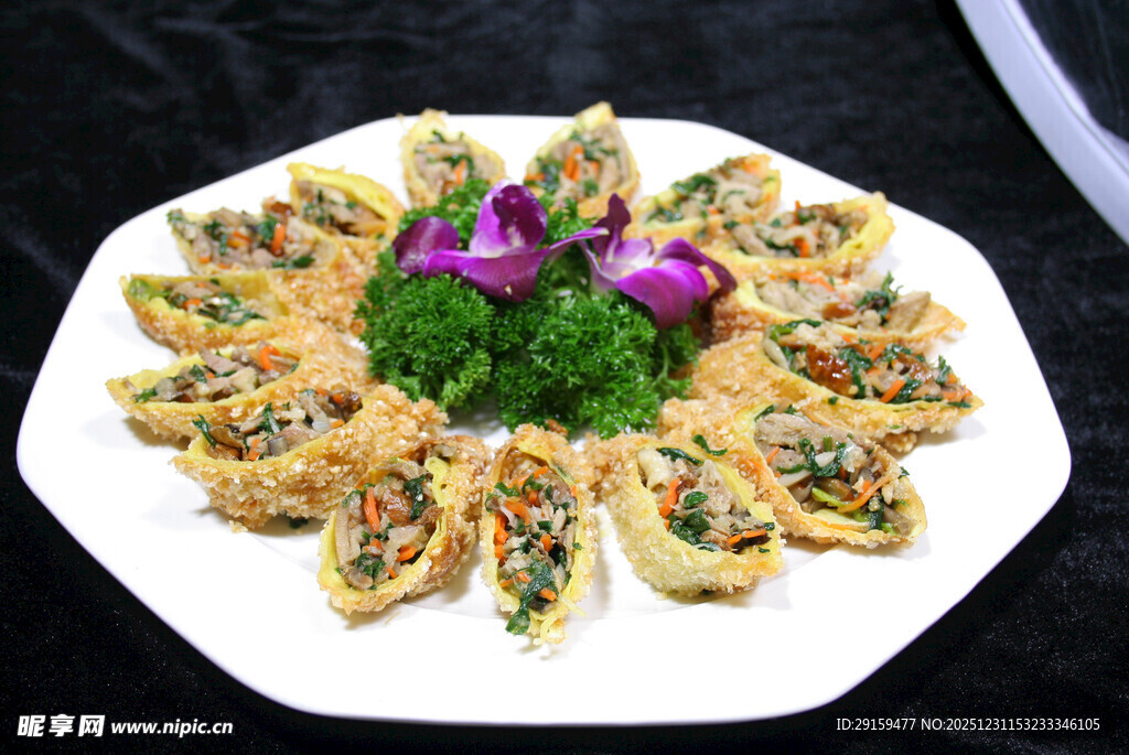 美味虾仁豆腐卷摆盘精致