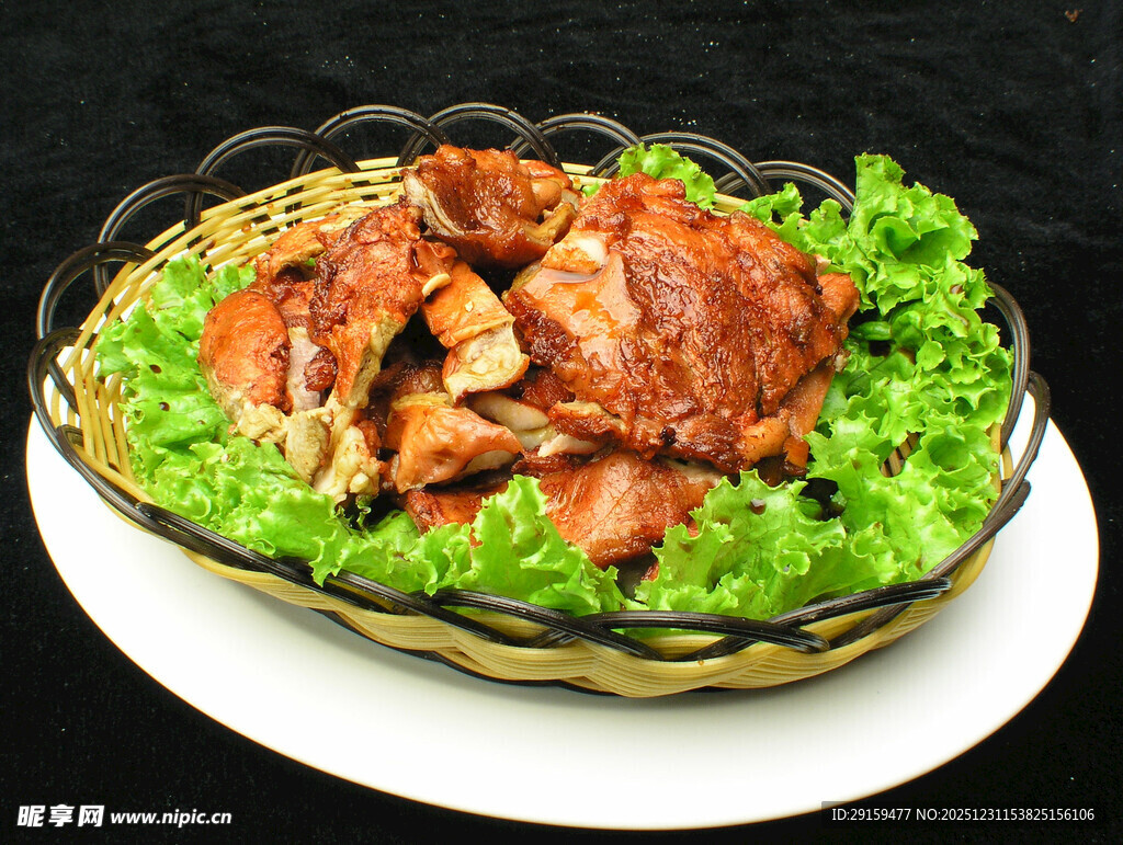美味烤鸡配新鲜生菜