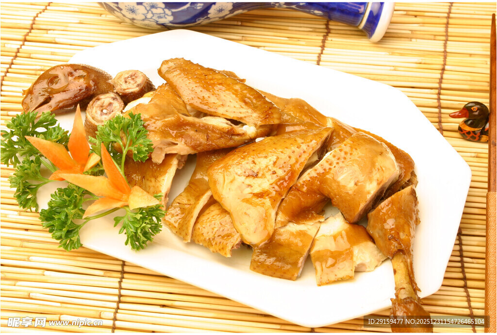 美味卤制整鸡摆盘展示