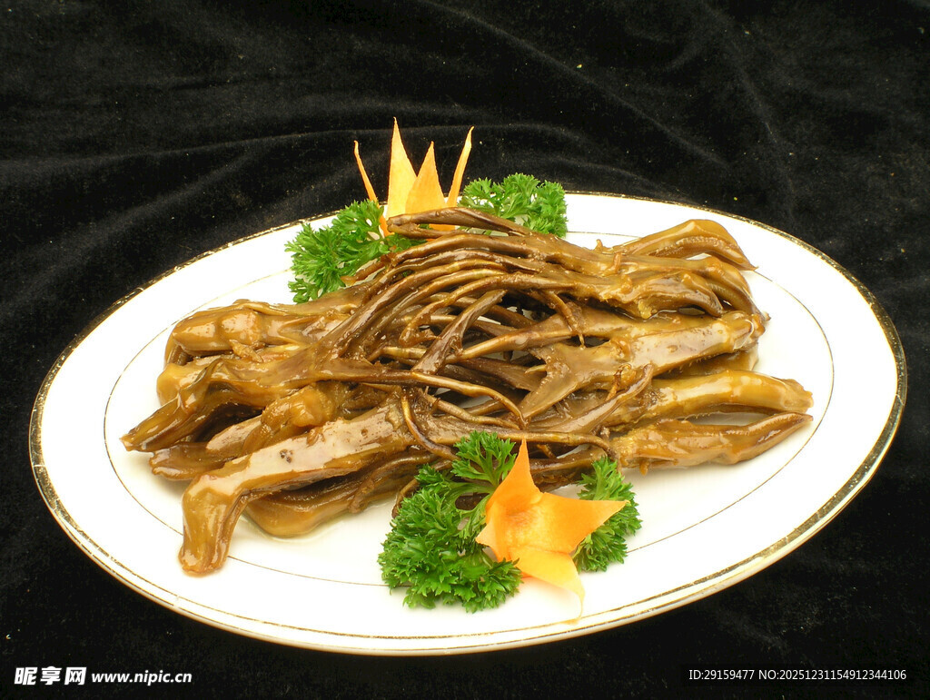 美味卤鸭掌摆盘精致