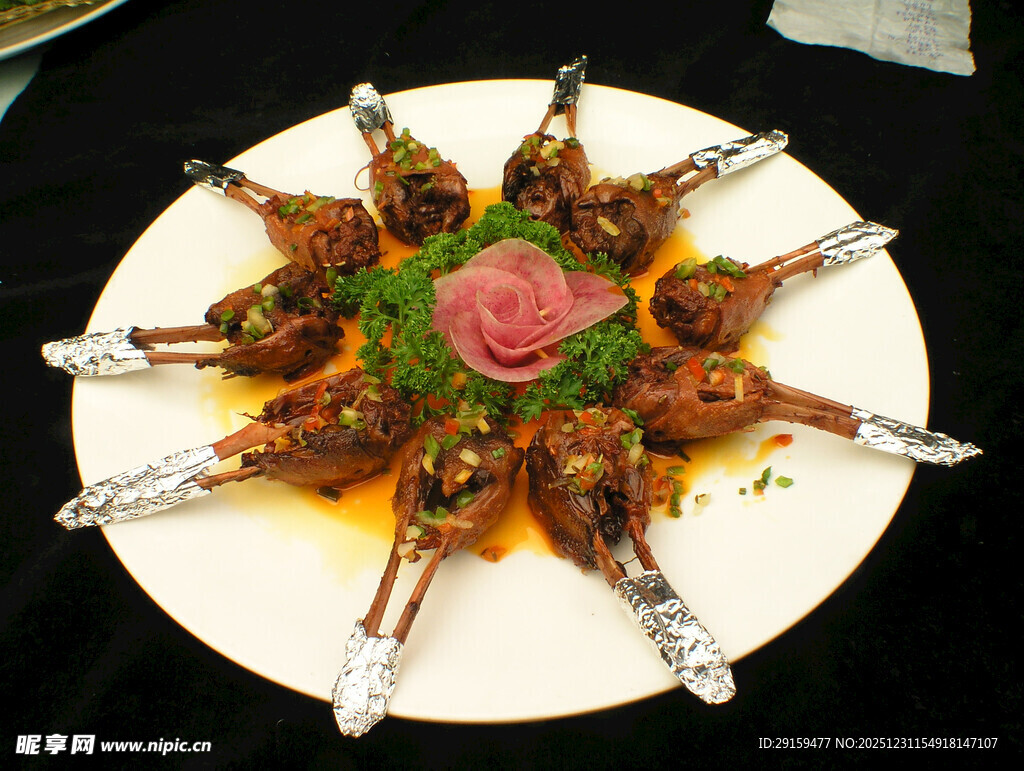 美味凤爪摆盘精致