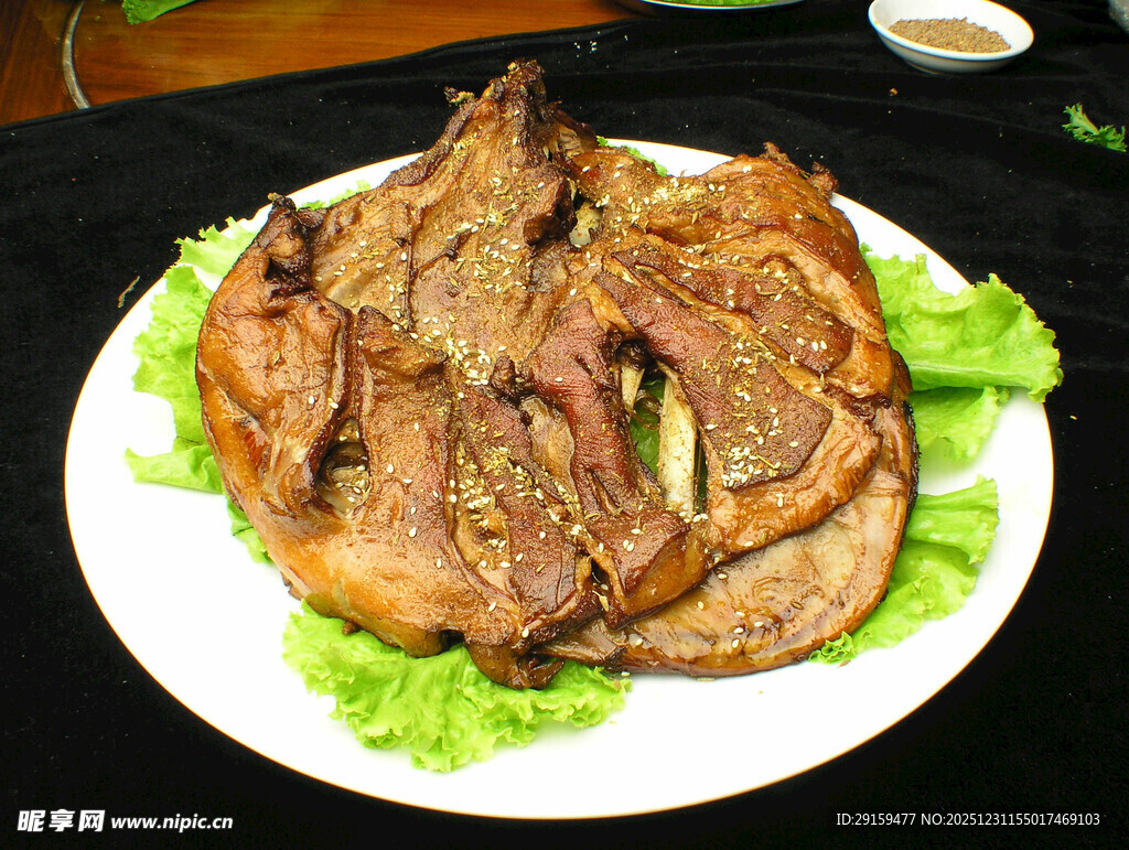 美味卤猪耳摆于生菜上