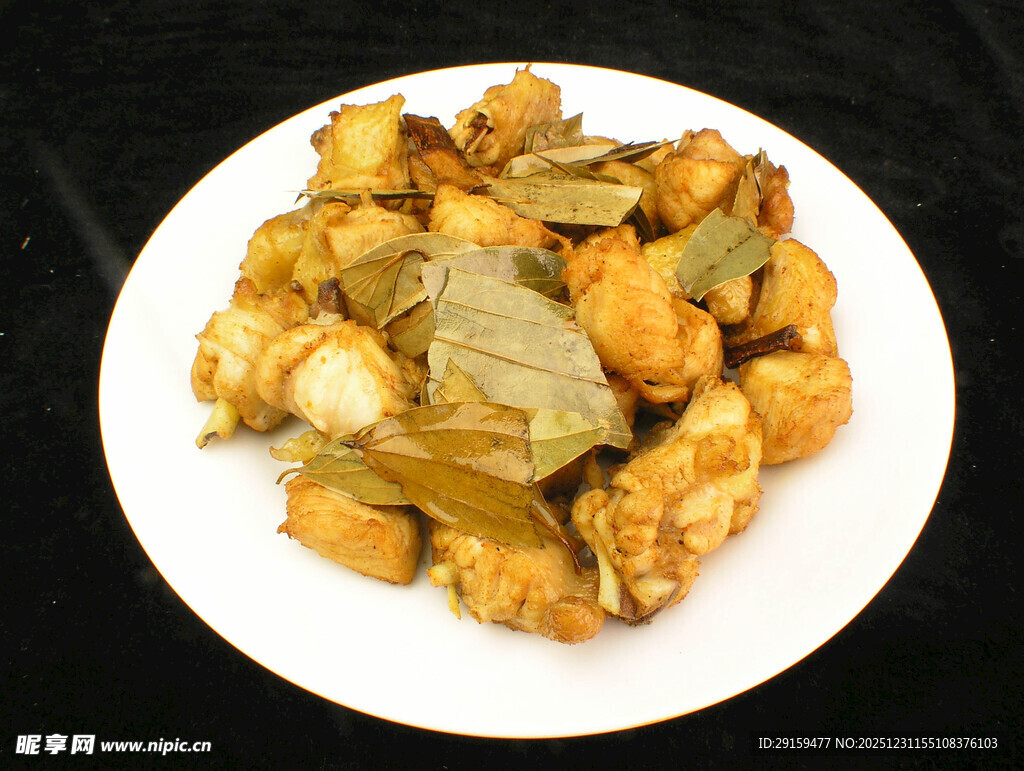 香酥炸物配香叶