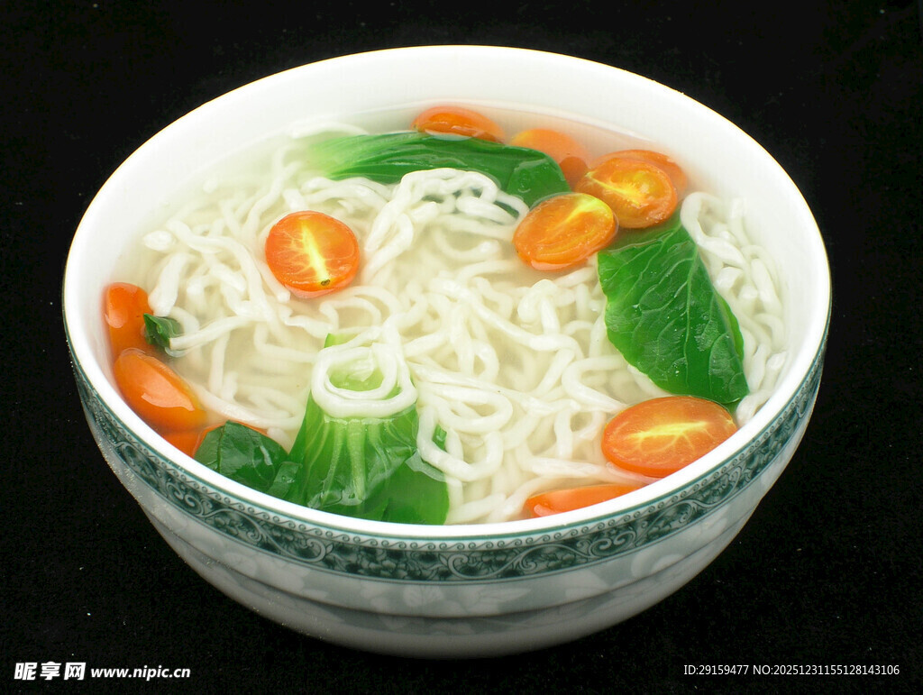 青菜胡萝卜面条碗中盛