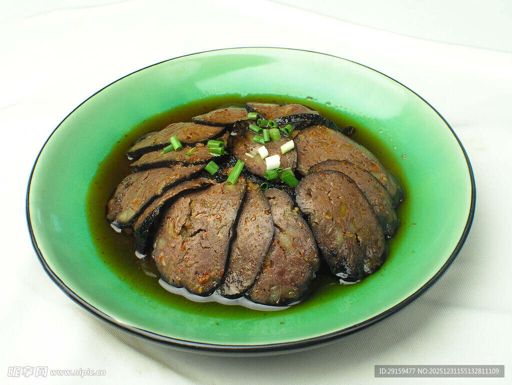 绿色盘中的美味卤制猪肝