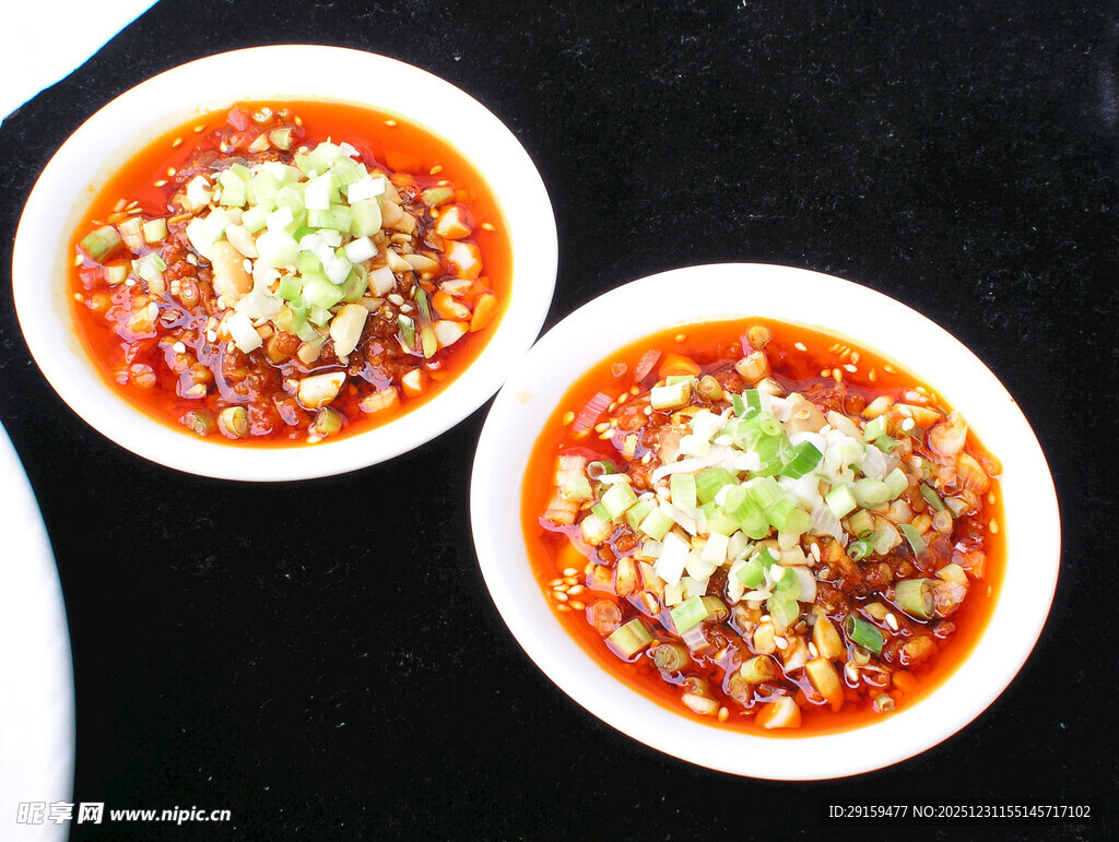 两碗美味肉酱意面