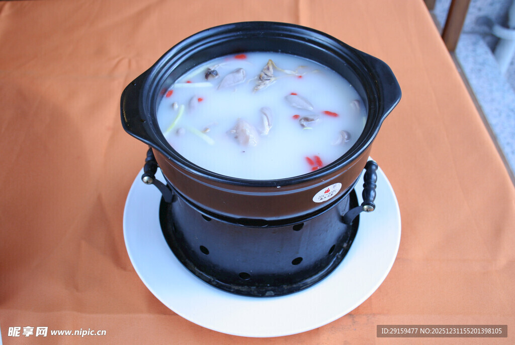 户外煮火锅场景