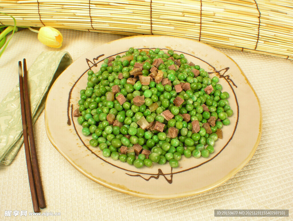 盘中青豆配红椒