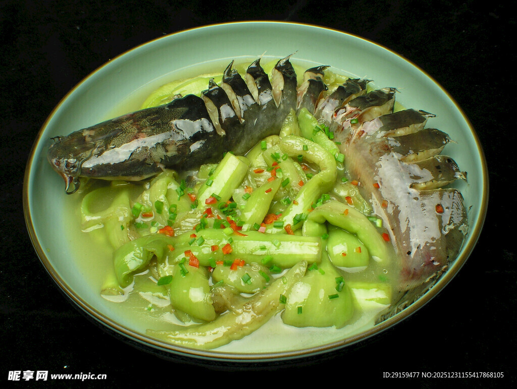 清蒸鱼配翠绿蔬菜