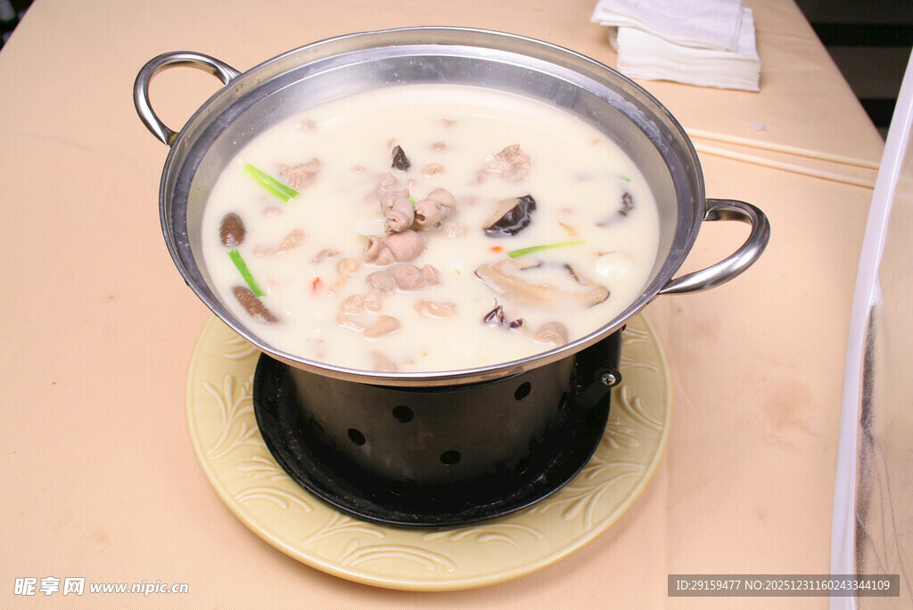 鲜香浓郁的食材炖煮汤锅