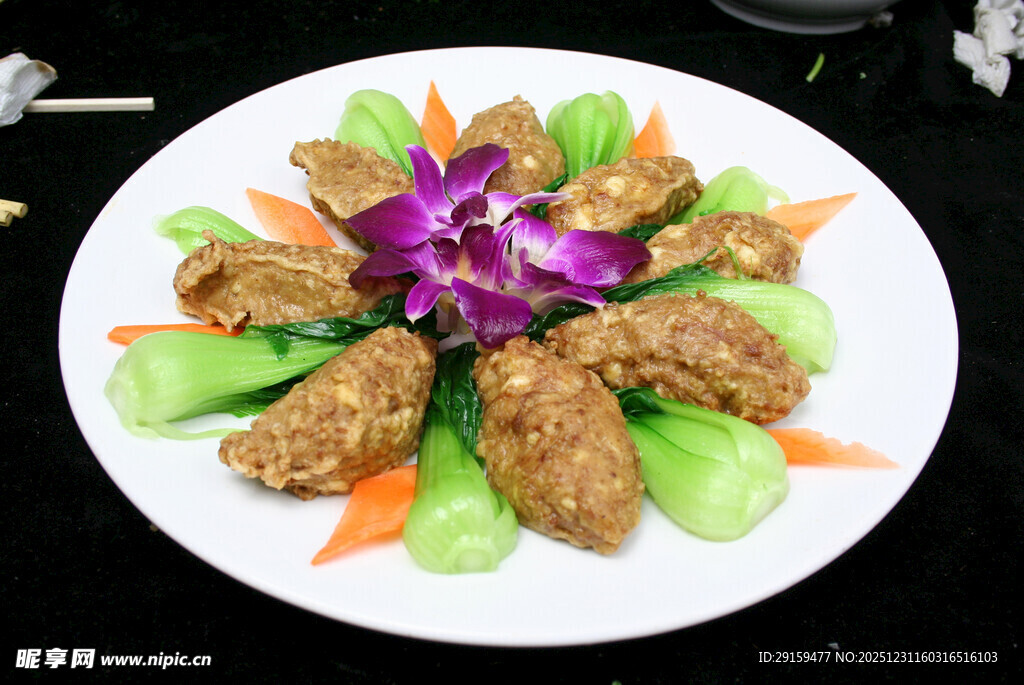 精美摆盘的特色炸肉菜肴