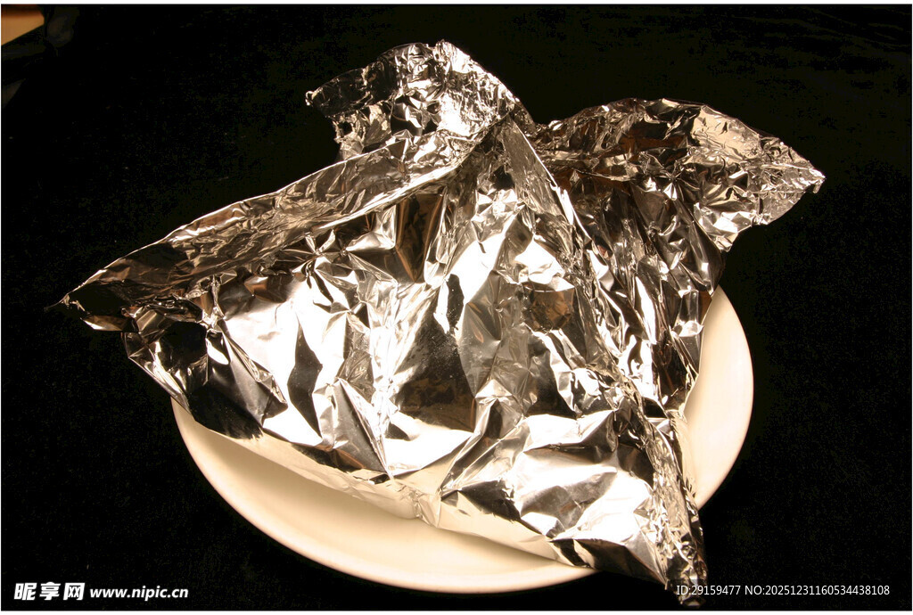 铝箔纸褶皱状置于盘中